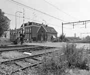 855874 Gezicht op de spoorwegovergang van de Oosterspoorweg in de Zonstraat (links) te Utrecht, vanaf de Maliesingel.